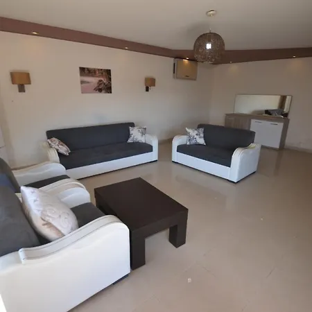 Luxury 5 Bedroom With Communal Pool, 1038 Вилла
