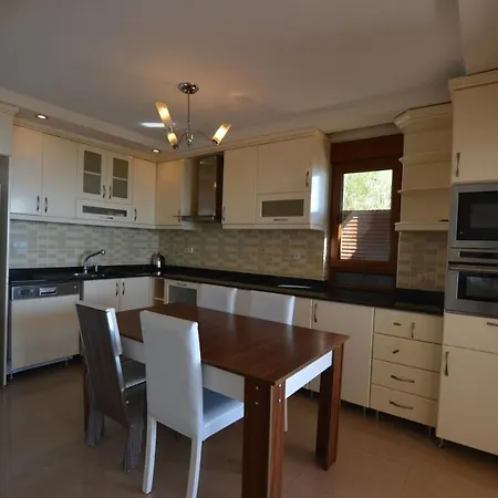Luxury 5 Bedroom With Communal Pool, 1038